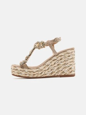 Sandały na koturnie Alma en Pena