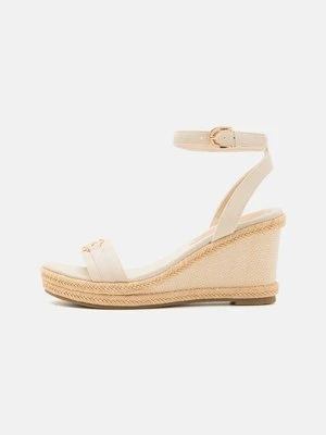 Sandały na koturnie Anna Field