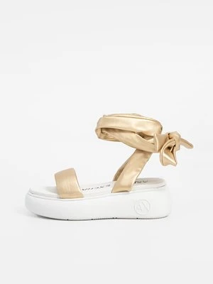 Zdjęcie produktu Sandały na koturnie Armani Exchange