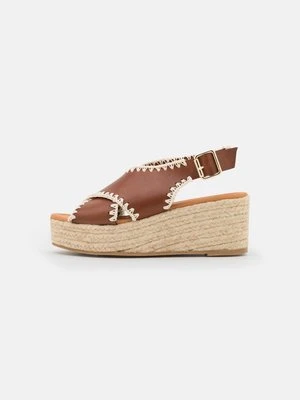 Sandały na koturnie Billi Bi