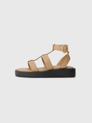 Sandały na koturnie Boss