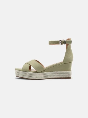 Sandały na koturnie Bullboxer khaki