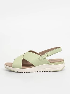 Sandały na koturnie Caprice