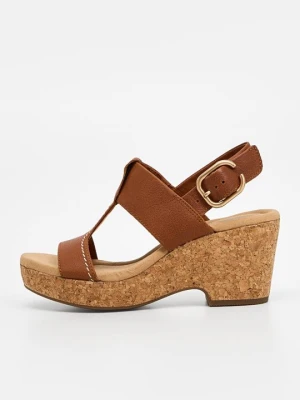 Sandały na koturnie Clarks brązowy