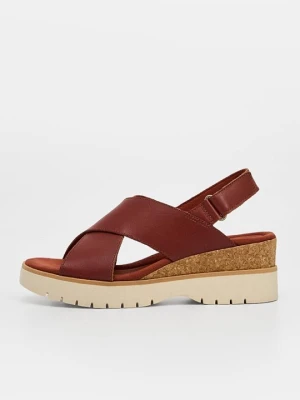 Sandały na koturnie Clarks pomarańczowy