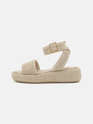 Sandały na koturnie Emporio Armani