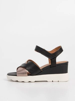 Sandały na koturnie Geox