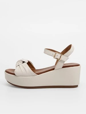 Sandały na koturnie Inuovo