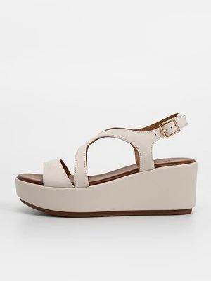 Sandały na koturnie Inuovo