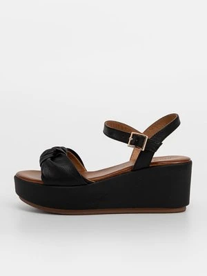 Sandały na koturnie Inuovo