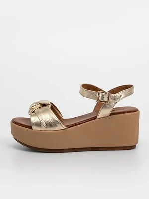 Sandały na koturnie Inuovo