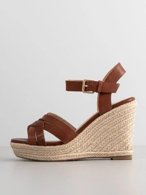 Sandały na koturnie Jonak