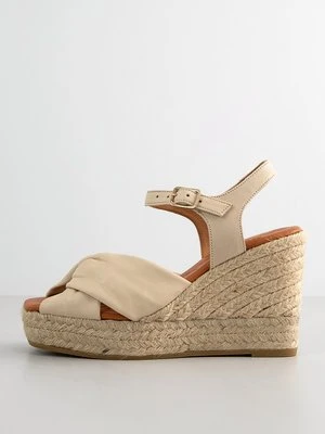 Sandały na koturnie Kanna