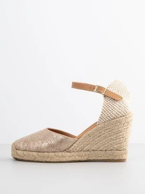 Sandały na koturnie Kanna