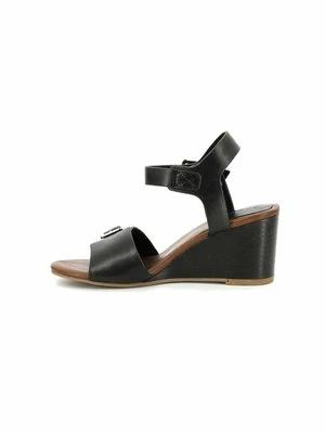 Sandały na koturnie Kickers