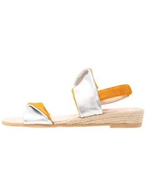 Sandały na koturnie Kiomi