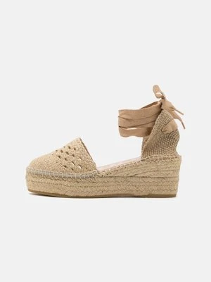 Sandały na koturnie Manebí