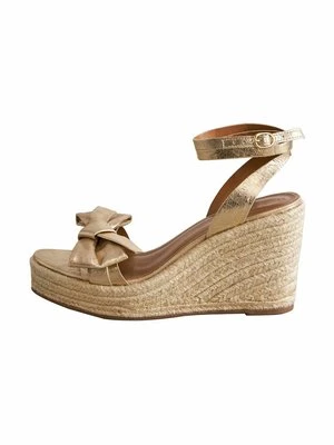 Sandały na koturnie Next