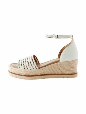 Sandały na koturnie Next