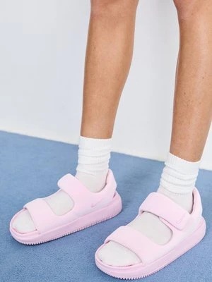 Sandały na koturnie Nike Sportswear