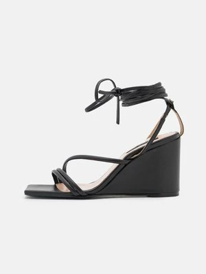 Sandały na koturnie PATRIZIA PEPE