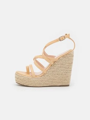 Sandały na koturnie Raid