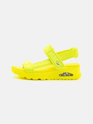 Sandały na koturnie Skechers