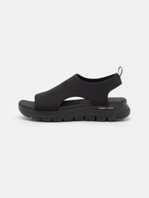 Sandały na koturnie Skechers czarny