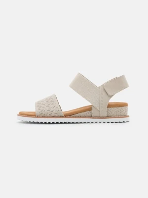 Sandały na koturnie Skechers mleczny