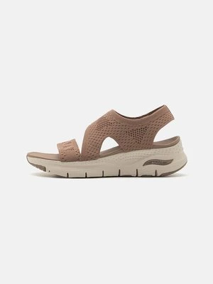 Sandały na koturnie Skechers Sport