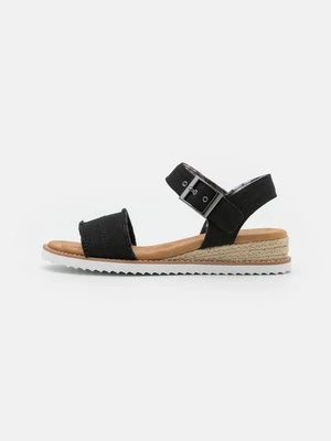 Sandały na koturnie Skechers Wide Fit