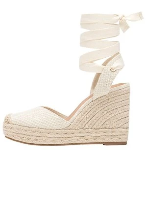 Sandały na koturnie Stradivarius