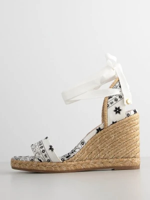 Sandały na koturnie Stuart Weitzman biały