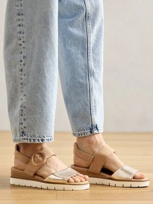 Sandały na koturnie tamaris