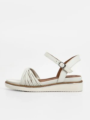 Sandały na koturnie tamaris