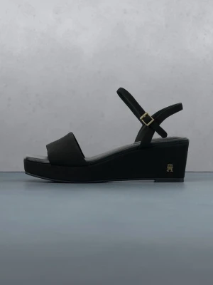 Sandały na koturnie Tommy Hilfiger czarny