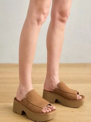 Sandały na koturnie Ugg