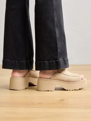 Sandały na koturnie Ugg