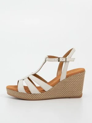 Sandały na koturnie Unisa