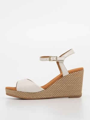 Sandały na koturnie Unisa