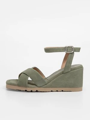 Sandały na koturnie Unisa