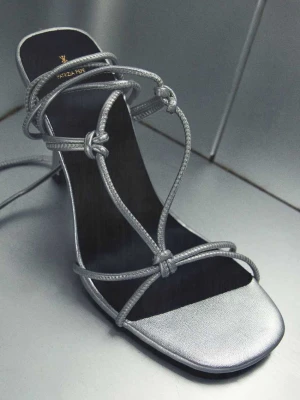 Sandały na krzyż New Square laminowane PATRIZIA PEPE