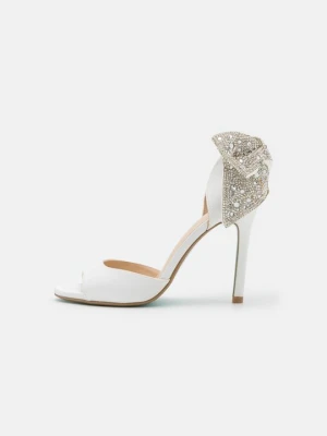 Sandały na obcasie Blue By Betsey Johnson biały