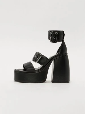 Sandały na obcasie Buffalo