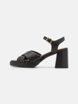 Sandały na obcasie Clarks