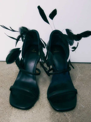 Sandały na obcasie Essential Fly z detalem z piór ze skóry nappa PATRIZIA PEPE