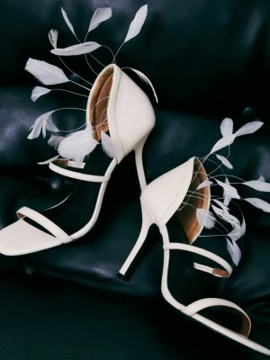 Sandały na obcasie Essential Fly z detalem z piór ze skóry nappa PATRIZIA PEPE