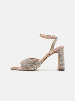 Sandały na obcasie NA-KD