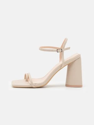 Sandały na obcasie Raid