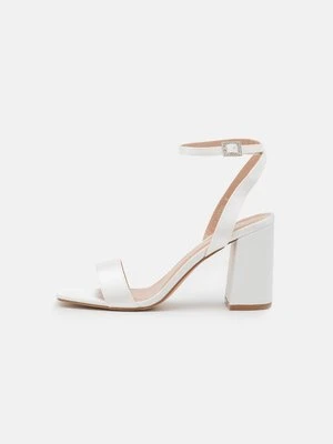 Sandały na obcasie Raid